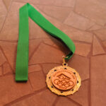 Medaille für die Putzolympiade in der Holzkiste