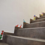 lustige Tiere von Marko Voss steigen die Treppe hinauf